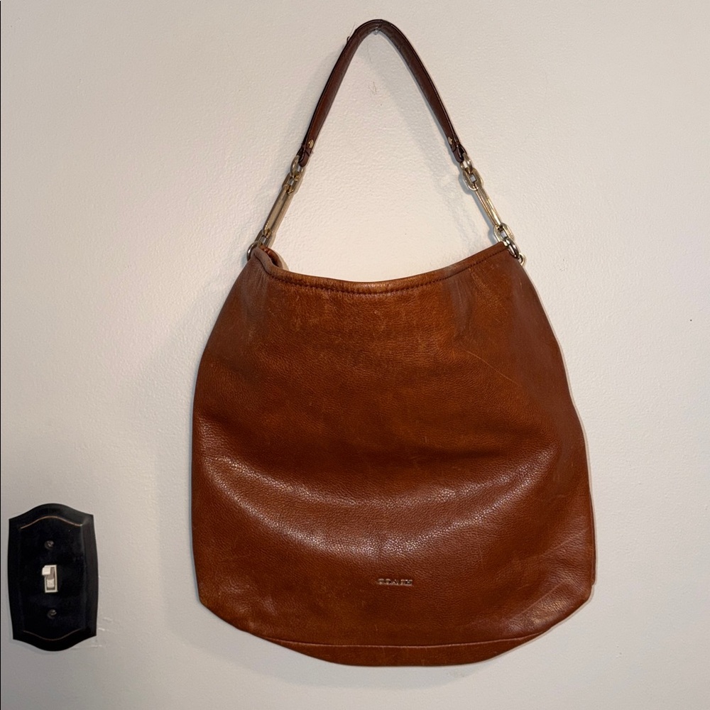 Coach Madison Pebbled Leather Shoulder Bag. Camel brown. Code 27858.